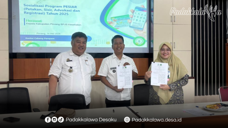 Foto : Kepala Desa Padakkalawa Haedar Ahmad (Tengah) Foto Bersama Agen Pesiar Desa Padakkalawa